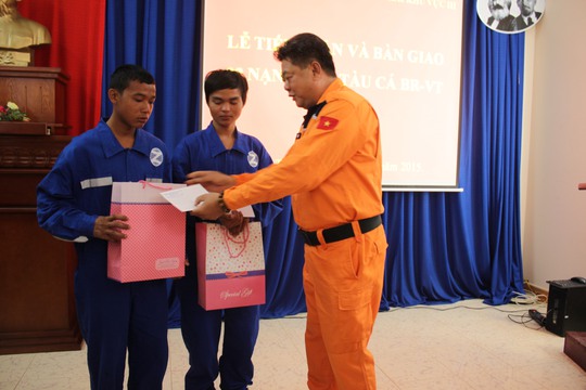 
Đại diện Trung tâm tìm kiếm cứu nạn hàng hải khu vực 3 trao quà động viên các thuyền viên gặp nạn
