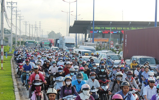 Hàng ngàn xe máy nhúc nhích lưu thông đoạn qua trạm thu phí