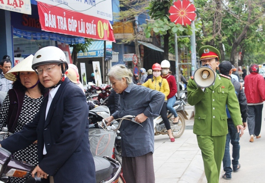 Lực lượng công an phải dùng đến loa phóng thanh để giải tán đám đông