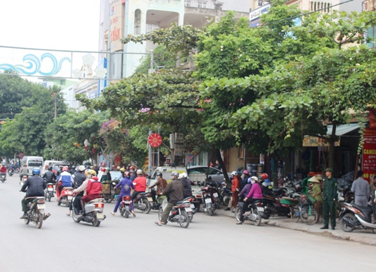 Sáng ngày 2-11, người dân hiếu kỳ vẫn tụ tập trên đường Trần Phú để bàn tán, nghe ngóng vụ việc