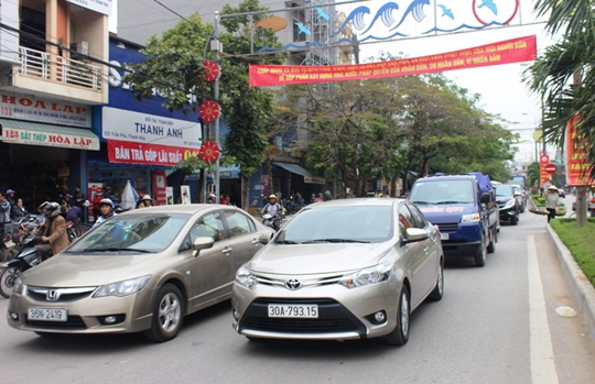 
Giao thông qua đoạn đường Trần Phú bị tắc nghẽn nghiêm trọng
