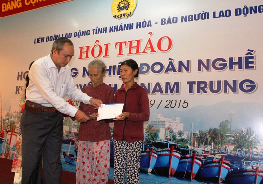 Ông Nguyễn Hòa, Chủ tịch LĐLĐ tỉnh Khánh Hòa trao tặng tiền hỗ trợ cho ngư dân gặp nạn trên biển