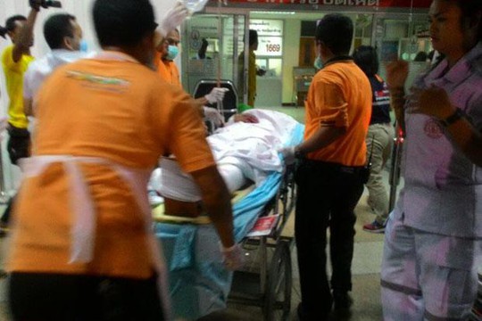 Nạn nhân được đưa vào bệnh viện Rangae ở tỉnh Narathiwat tối 17-9. Ảnh: THE BANGKOK POST