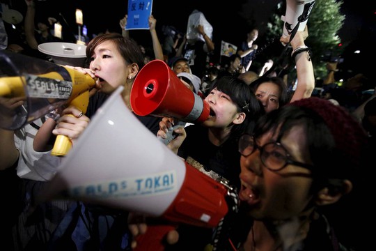 Những người biểu tình bên ngoài tòa nhà Quốc hội ở Tokyo ngày 19-9. Ảnh: REUTERS