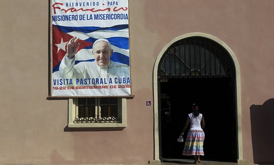 Poster nói về chuyến viếng thăm Cuba của Giáo hoàng Francis treo ở một nhà thờ. Ảnh: REUTERS