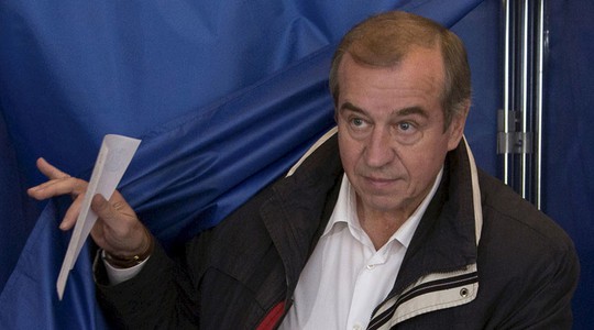 Ông Sergei Levchenko đến thăm một điểm bỏ phiếu ở Angarsk ngày 27-9. Ảnh: REUTERS