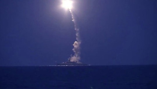 Tàu chiến Nga bắn tên lửa từ biển Caspian vào các mục tiêu IS ở Syria hôm 7-10. Ảnh: RIA NOVOSTI