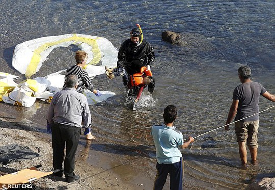 Thi thể một đứa bé được đưa lên bờ sau tai nạn ngoài khơi Lesbos. Ảnh: REUTERS