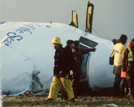 Chuyến bay của hãng hàng không Pan Am nổ tung trên bầu trời phía Nam Scotland năm 1988. Ảnh: REUTERS