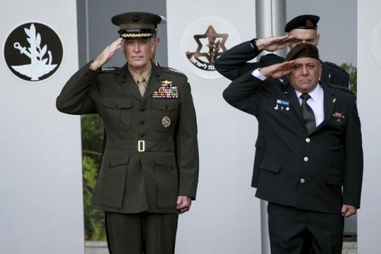 
Chủ tịch Hội đồng Tham mưu trưởng Liên quân Mỹ,

Tướng Joseph Dunford (trái) và Tư lệnh quân đội Israel Gadi Eisenkot ngày 18-10Ảnh: REUTERS
