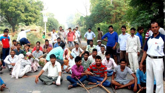 Người dân chặn các ngả đường qua Faridabad. Ảnh: BBC