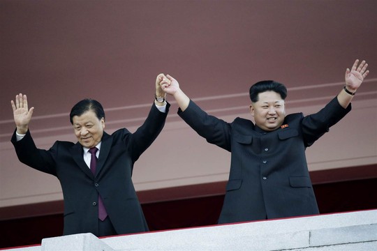 Lãnh đạo Triều Tiên Kim Jong-un và Ủy viên thường vụ Bộ Chính trịĐảng Cộng sản Trung Quốc Lưu Vân Sơn (trái) trong cuộc duyệt binh ở Bình Nhưỡng hôm 10-10 Ảnh: AP