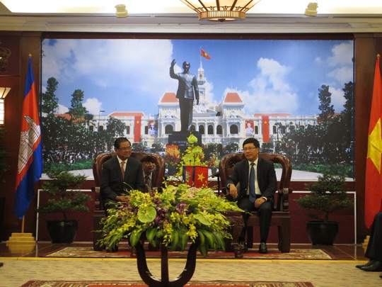 
Phó Thủ tướng, Bộ trưởng Ngoại giao Phạm Bình Minh và Phó Thủ tướng, Bộ trưởng Bộ Nội vụ Campuchia Samdech Krolahom Sar Kheng (trái)
