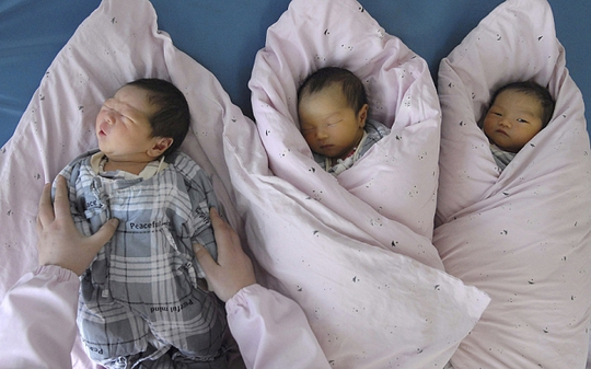 Y tá chăm sóc trẻ sơ sinh tại một bệnh viện ở tỉnh Giang Tô - Trung Quốc. Ảnh: Reuters
