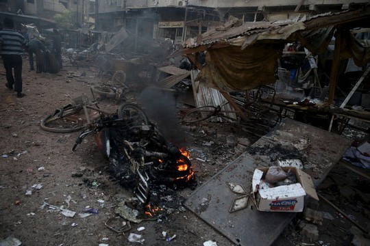 
Khung cảnh một khu chợ ở TP Douma - Syria sau một cuộc không kích. Ảnh: REUTERS

 
