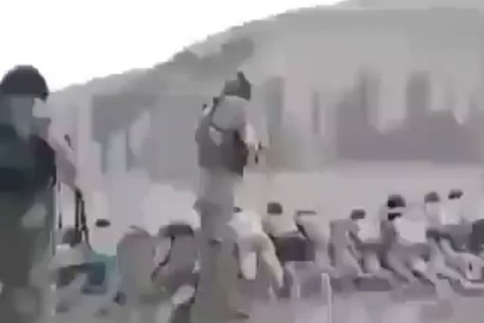 Ảnh chụp từ đoạn video video quay cảnh IS bắt 200 trẻ em Syria nằm úp xuống đất, bắn vào đầu từng em. Ảnh: MIRROR