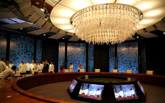Tổng thống Aquino kiểm tra căn phòng chuẩn bị cho hội nghị APEC tại Trung tâm Hội nghị Quốc tế Philippines. Ảnh: RAPPLER