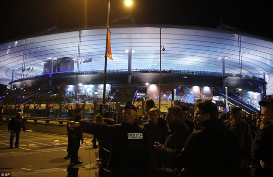 
Căng thẳng bên ngoài sân vận động Stade de France. Ảnh: AP
