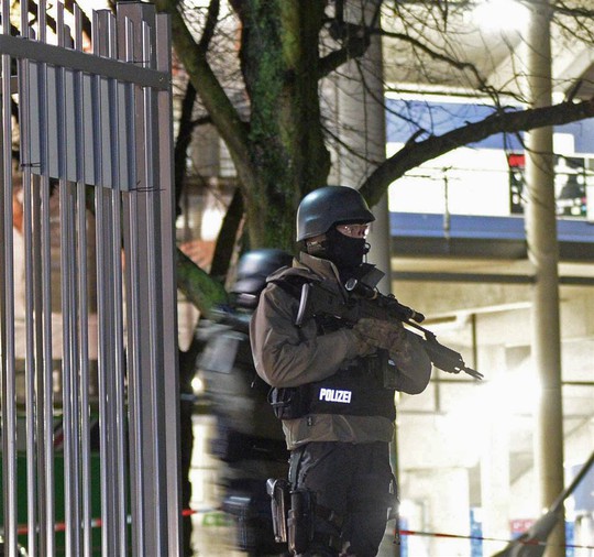 Cảnh sát vũ trang Đức canh gác trước sân vận động ở Hanover hôm 17-11. Ảnh EPA