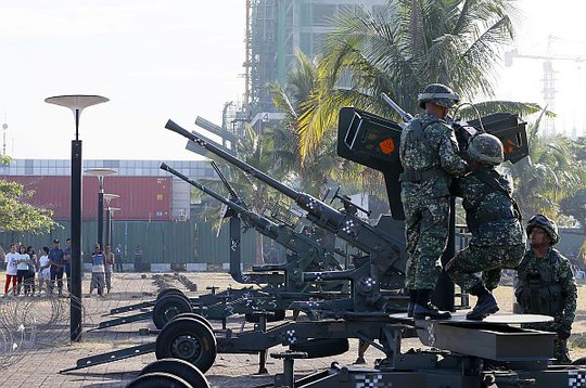 Binh lính Philippines tăng cường canh phòng gần khu vực diễn ra hội nghị APEC. Ảnh: AP