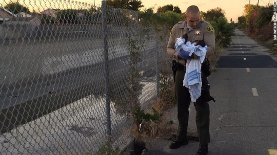 Cảnh sát giải cứu đứa bé. Ảnh: Sở Cảnh sát Los Angeles