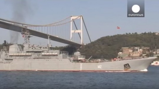 Tàu chiến Nga đi qua eo biển Bosphorus. Ảnh: EURO NEWS