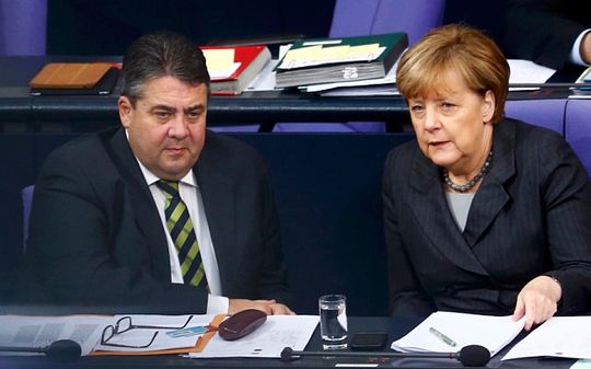 Phó thủ tướng Đức Sigmar Gabriel và cấp trên, bà Angel Merkel. Ảnh: REUTERS/Hannibal Hanschke