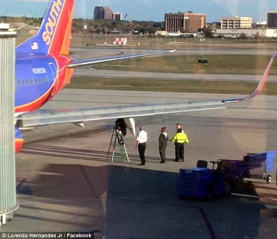 Máy bay hạ cánh khẩn cấp ở sân bay San Antonio. Ảnh: FACEBOOK