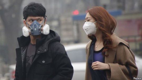 Người dân Bắc Kinh đeo khẩu trang khi ra đường. Ảnh: REUTERS