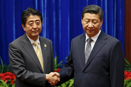 Thủ tướng Shinzo Abe (trái) và Chủ tịch Tập Cận Bình trong một cuộc gặp vào năm ngoái ở Bắc Kinh. Ảnh: REUTERS