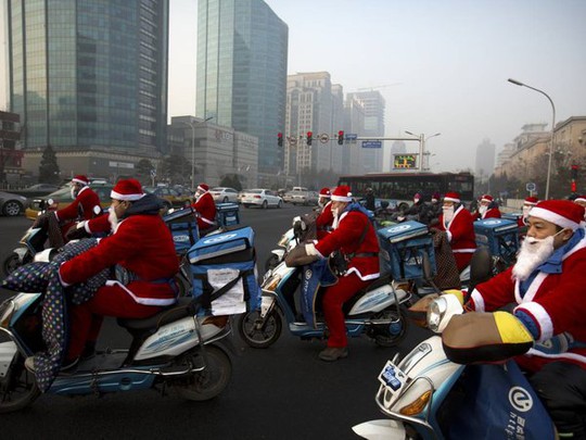 
Những ông già Noel trên đường phố Bắc Kinh Ảnh: AP
