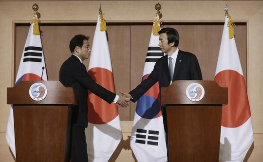 Ngoại trưởng Hàn Quốc Yun Byung-se (phải) và Ngoại trưởng Nhật Bản Fumio Kishida ở thủ đô Seoul ngày 28-12 Ảnh: AP