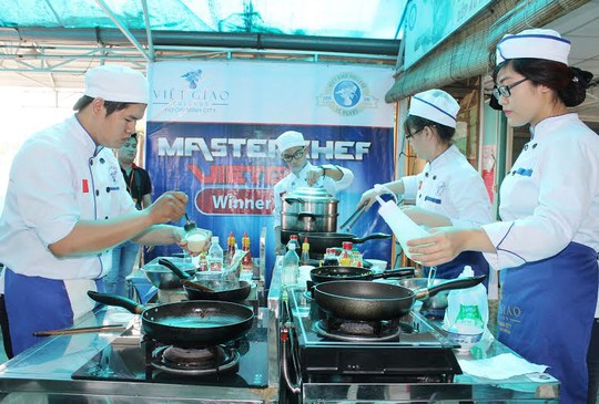 Với thời gian đào tạo ngắn, dễ kiếm việc làm, mức lương hấp dẫn, khả năng thăng tiến cao, nghề bếp đang là nghề làm giàu cho nhiều bạn trẻ