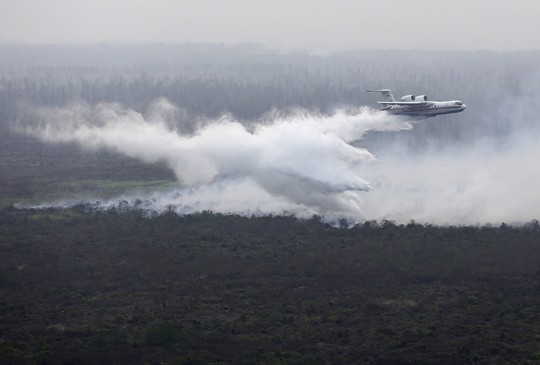Một máy bay thả “bom nước” để dập lửa cháy rừng ở tỉnh Nam Sumatra - Indonesia Ảnh: REUTERS