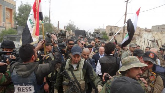 Thủ tướng Iraq di chuyển ở Ramadi... Ảnh: Reuters