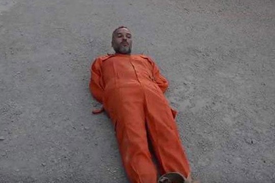 ông Rushdi Ageela Omran Al-Masouri, 43 tuổi, bị buộc chân vào sợi dây nối với xe tải. Ảnh: Daily Star