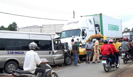 
Hiện trường vụ tai nạn xe khách tông xe tải làm tài xế chết tại chỗ
