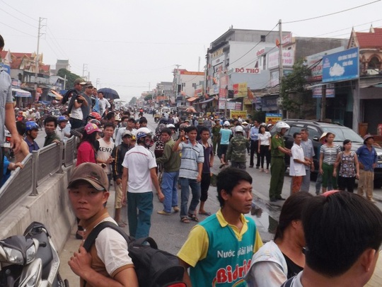 Giao thông trên quốc lộ 1A hỗn loạn, ùn tắc do đám cháy. Ảnh: V. Hùng