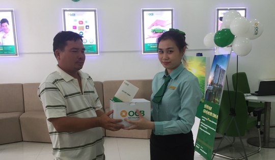 Khách hàng nhận quà trong ngày khai trương.