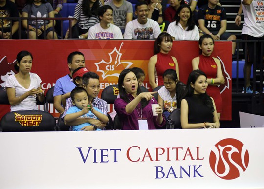 
Khá đông khán giả đã có mặt trên sân để cổ vũ đội bóng rổ chuyên nghiệp đầu tiên của Việt Nam.
