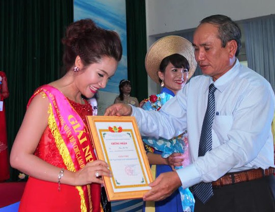 Ông Nguyễn Hòa, Chủ tịch LĐLĐ tỉnh Khánh Hòa, trao bằng khen cho các thí sinh Nguyễn Thị Kim Ngân ẢNH: KỲ NAM