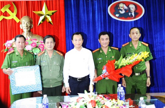 Bí thư thành ủy Đà Nẵng Nguyễn Xuân Anh (giữa) thưởng nóng cho công an Đà Nẵng