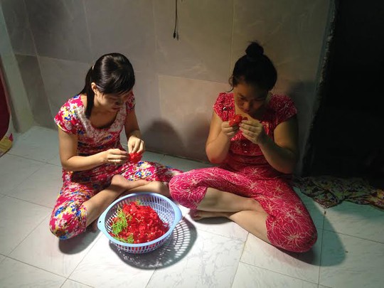 Leg: Công nhân quận Thủ Đức, TP HCM phải nhận hoa về nhà kết vào buổi tối để kiếm thêm thu nhập ẢNH: NGÂN HÀ Leg: Công nhân quận Thủ Đức, TP HCM phải nhận hoa về nhà kết vào buổi tối để kiếm thêm thu nhập ẢNH: NGÂN HÀ