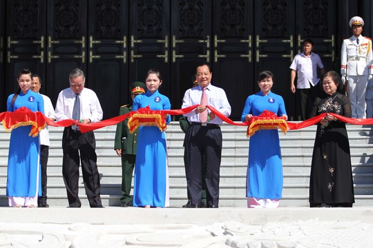 
Lãnh đạo cắt băng khánh thành Khu Truyền thống cách mạng Sài Gòn – Chợ Lớn – Gia Định sáng 27-12
