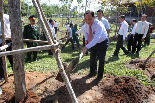 
Ông Lê Thanh Hải trồng cây lưu niệm tại Khu Truyền thống cách mạng Sài Gòn – Chợ Lớn – Gia Định
