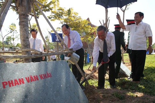 
Nguyên Thủ tướng Chính phủ Phan Văn Khải trồng cây lưu niệm tại Khu Truyền thống cách mạng Sài Gòn – Chợ Lớn – Gia Định
