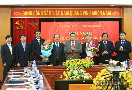 
Hai ông Võ Văn Dũng (thứ ba từ trái sang) và Nguyễn Văn Thông (thứ ba từ phải sang) được điều động, phân công làm Phó Ban Nội chính Trung ương - Ảnh: Ban Nội chính Trung ương
