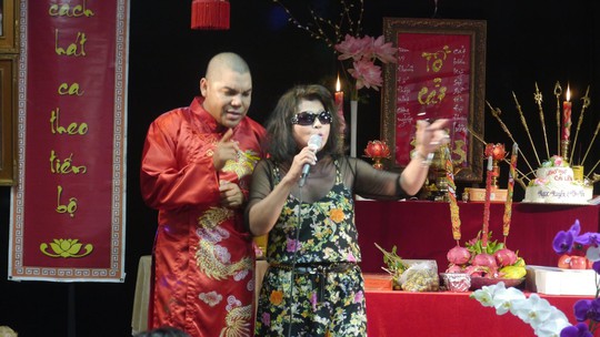 Hiện đã gần 70 tuổi, bà vẫn bám sân khấu và cùng ca sĩ Tuấn Châu biểu diễn ở nhiều nơi