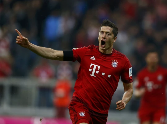 Lewandowski gây sốt rạng sáng 23-9 với 5 bàn trong vòng chưa đầy 10 phút. Ảnh: REUTERS