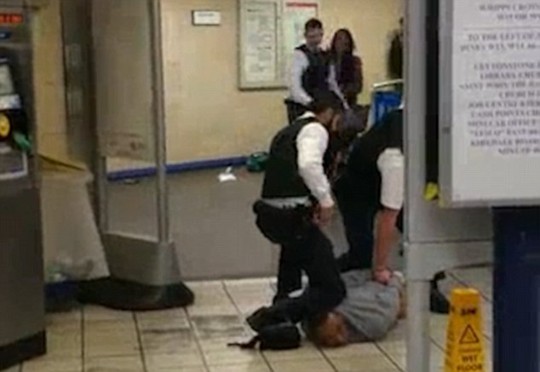 
Kẻ tấn công cầm dao dọa mọi người trước khi bị cảnh sát khống chế. Ảnh: Daily Mail
